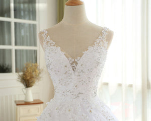 Gorgeous Ball Gown Wedding Dresses V Neck Lace Appliques Bridal Gown With Long Train WD309