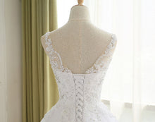 Gorgeous Ball Gown Wedding Dresses V Neck Lace Appliques Bridal Gown With Long Train WD309