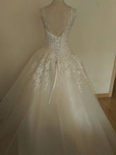 Round Neck Lace Appliques Ball Gown Wedding Dresses WD327